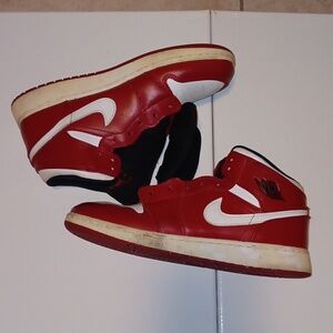 Nike Air Jordan 1 mid "gym red" size 7y
